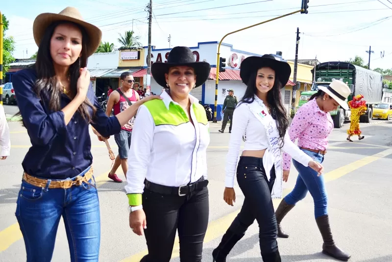 Las candidatas, acompañadas por la gestora social del municipio Vilma Cecilia Zapata, al inicio de la celebración del Día de la Araucanidad.