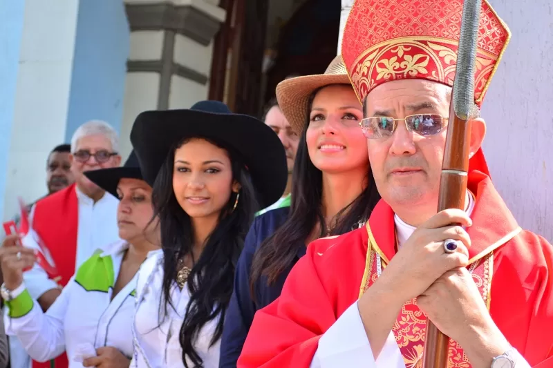 Monseñor Jaime Muñoz Pedroza, Paola Ruiz Quiroga y Alisson Peña.