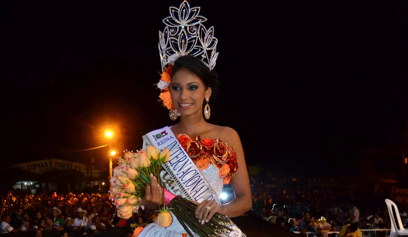 Alisson Melissa Blanco de Arauca, Colombia, coronada como Reina Internacional del Joropo 2013. Vea los otros resultados.