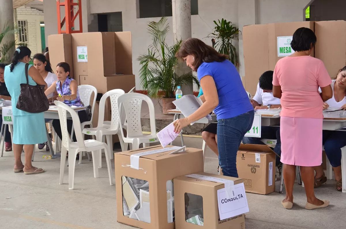 Votación en el puesto de la unidad educativa Simón Bolívar de Arauca.