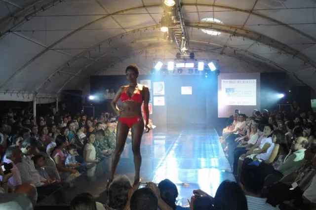 Pasarela Cuerpos by Rada Cassab, en la imagen, una bellaza negra.