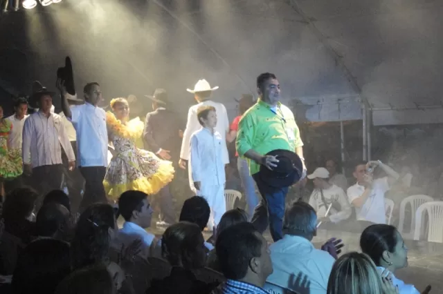 Pasarela sastre Ernesto Castro. Vistieron y modelaron sus “cachicamas” y prendas para el folclor llanero los periodistas Eddy Rojas y Ernesto Orjuela “Guarataro”; la locutora Elizabet Orjuela, los artistas Abelardo Barragán, Carlos Quevedo, Néstor Carrero, Javier Vargas, entre otros.
Foto: