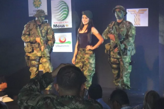 Homenaje al Bicentenario. El Ejército Nacional presentó las modelos con prendas de uso militar, acompañadas por miembros de la fuerza pública. Al unísono el público decía, “Este es mi ejército”.