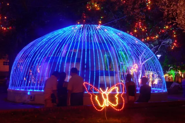 Luces de navidad en la ciudad de Arauca. Parque Simón Bolivar. Fuente.