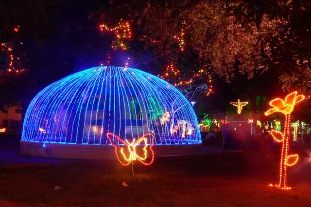 Luces de navidad en la ciudad de Arauca. Parque Simón Bolivar. Fuente.