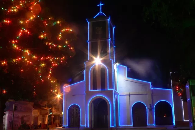 Luces de navidad en la ciudad de Arauca. Catedral Santa Bárbara.