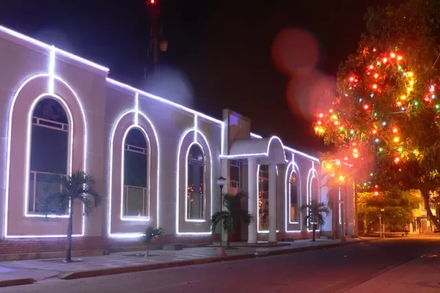 Luces de navidad en la ciudad de Arauca. Normal María Inmaculada.
