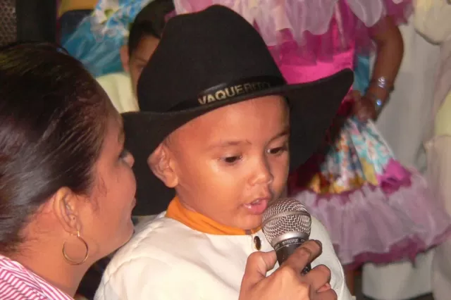 Niño echando un verso