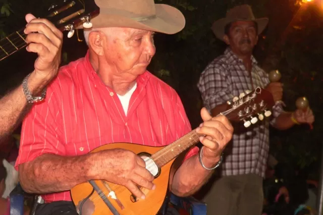 Don Pedro Herrera y su bandolina.