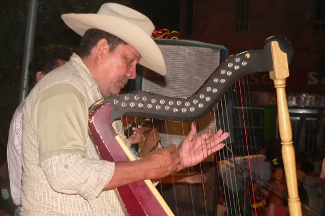 Quintero con el arpa.
