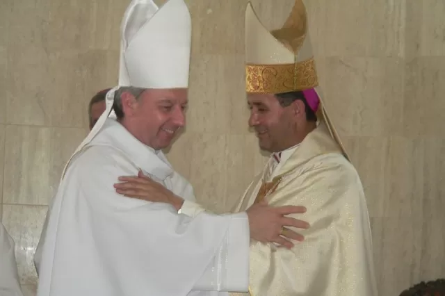 Monseñor Jaime Muñoz Pedroza saluda al también obispo Juan Vicente Córdoba, Secretario General de la Conferencia Episcopal de Colombia.