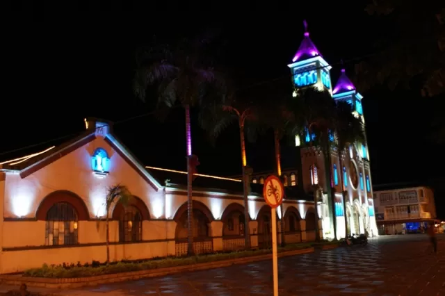 Con 124 reflectores leds que consumen solo 2.400 watios iluminaron la iglesia de Guamal.