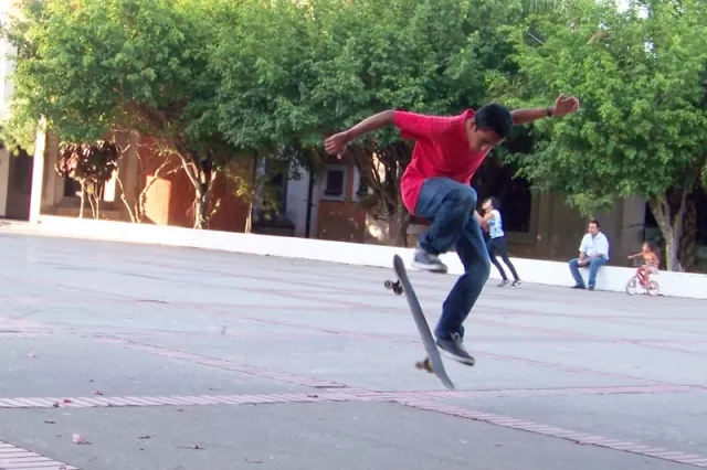 Jovenes practicando Skateboarding en la plazoleta de la Alcaldía municipal.