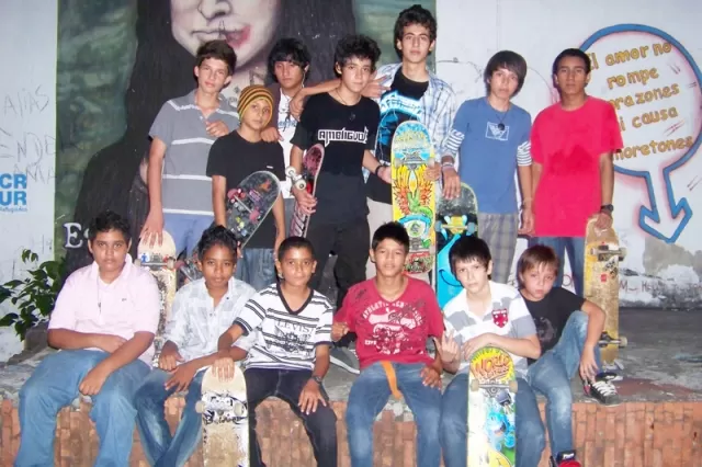 Jovenes practicando Skateboarding en la plazoleta de la Alcaldía municipal.