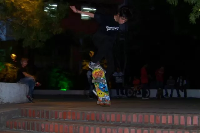 Jovenes practicando Skateboarding en la plazoleta de la Alcaldía municipal.
