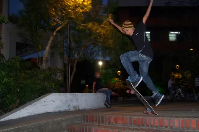 Jovenes practicando Skateboarding en la plazoleta de la Alcaldía municipal.