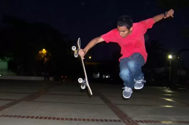 Jovenes practicando Skateboarding en la plazoleta de la Alcaldía municipal.