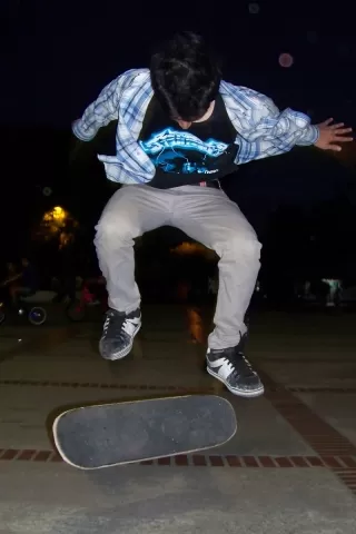 Jovenes practicando Skateboarding en la plazoleta de la Alcaldía municipal.