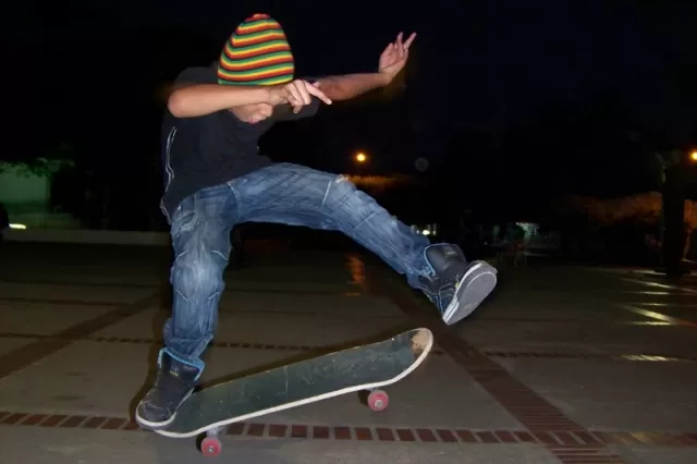 Jovenes practicando Skateboarding en la plazoleta de la Alcaldía municipal.