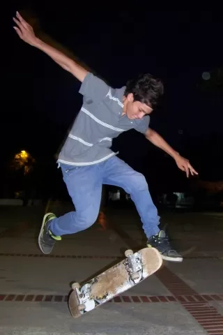 Jovenes practicando Skateboarding en la plazoleta de la Alcaldía municipal.