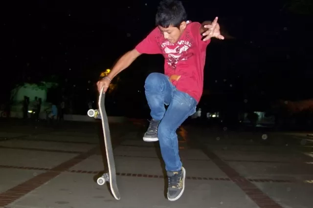 Jovenes practicando Skateboarding en la plazoleta de la Alcaldía municipal.