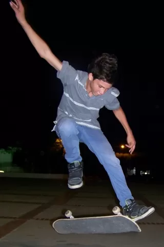 Jovenes practicando Skateboarding en la plazoleta de la Alcaldía municipal.
