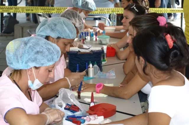 Los alumnas del Sena prestan el servicio de peluquería, el dinero recogido es para el ayudatón.