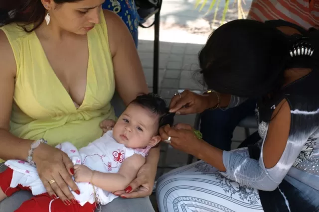 Los alumnas del Sena prestan el servicio de peluquería, el dinero recogido es para el ayudatón.