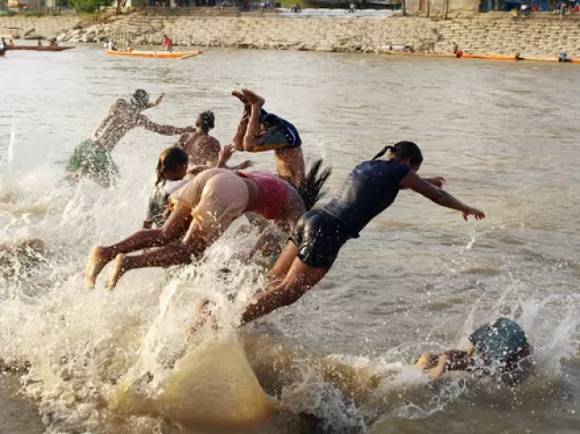 Acrobacias en el río Arauca.