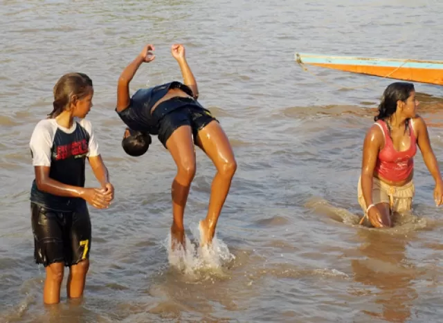 Acrobacias en el río Arauca.
