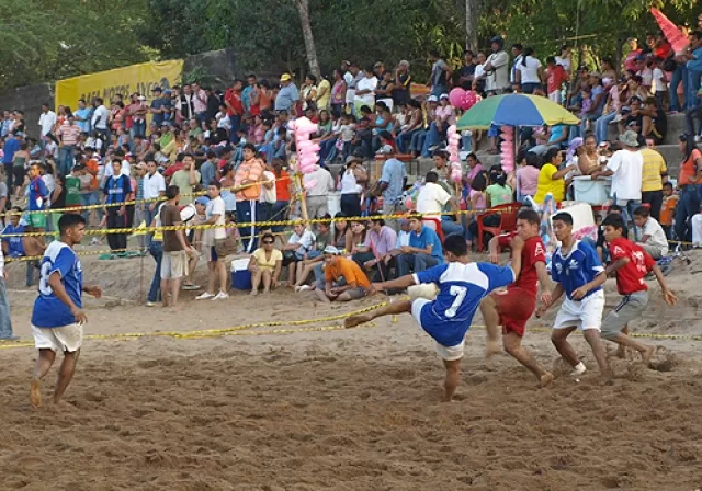 Más de 20 equipos participaron en Futbol playa.