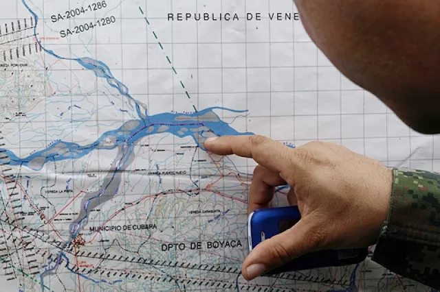 Un oficial del ejercito de Colombia muestra el lugar exacto del incidente fronterizo.