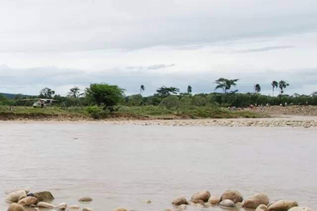 Lugar exacto del incidente. Al fondo se encuentran los campesionos que realizan las obras en la ribera del río Arauca.