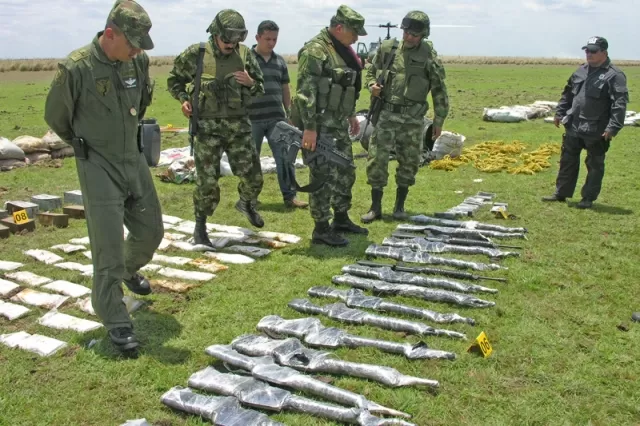 Mandos de la Octava División y la Brigada 18 en el sector de Mata Azul, vereda Cinaruco donde fue incautado el material de guerra a las Farc.