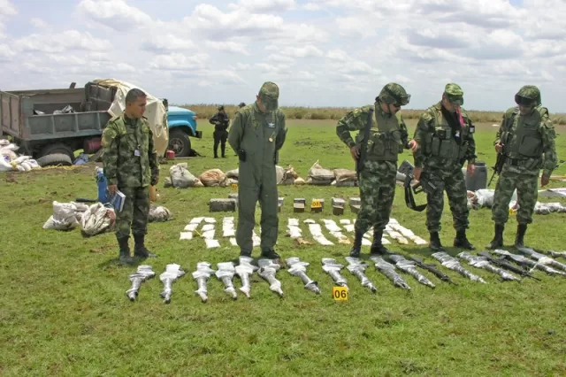 En una volqueta era transportado el material de guerra de las Farc, entre los que se encontraron 17 fusiles y proveedores.