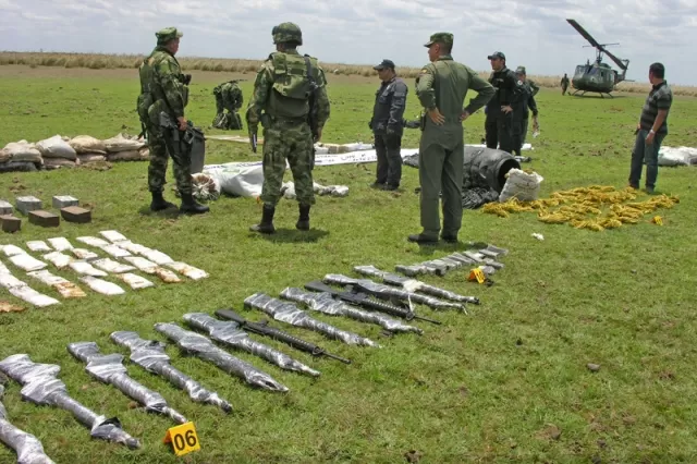 Mandos de la Octava División y la Brigada 18 en el sector de Mata Azul, vereda Cinaruco donde fue incautado el material de guerra a las Farc.