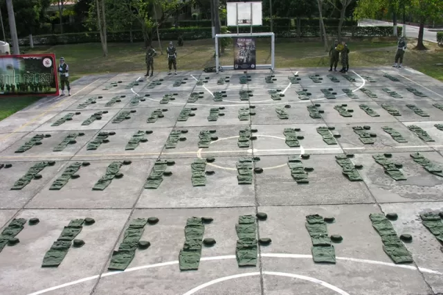 Uniformes con marquillas de las fuerza armadas de Venezuela, incautados a las Farc en la vereda Cinaruco.