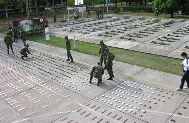 Soldados de la Brigada 18 del Ejército Nacional en Arauca, cuentan las municiones y uniformes incautados a las Farc en la vereda Cinaruco.
