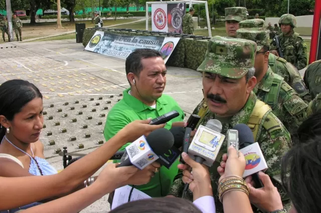 El comandante de la Brigada 18 en la rueda de prensa para informar sobre la incautación del material de guerra.