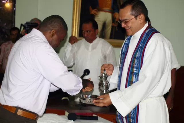 Lavado de mano por parte del padre Carlos Alberto Hurtado.