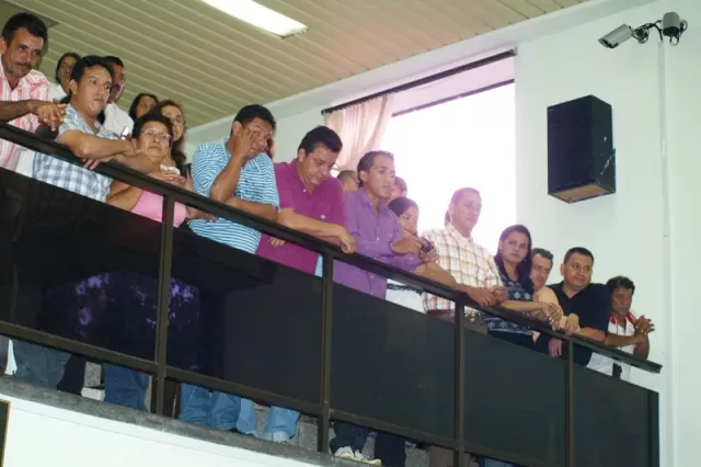 Barras llenas de los seguidores de los nuevos concejales.