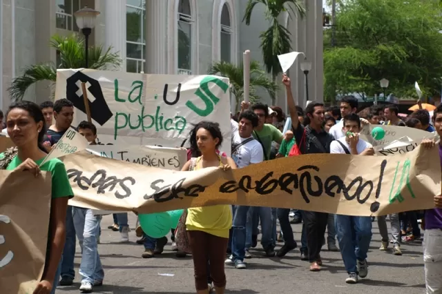 Los estudiantes de la Universidad Nacional sede Arauca aprovecharon la marcha para expresar su desacuerdo con la reforma a la Ley 30 de 1992 (Ley de Educación Superior).