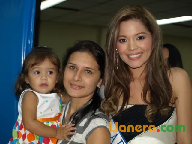 Gina Valentina Díaz Mantilla en el acto de imposición de la banda que la acredita como representante del departamento de Arauca en Cartagena.