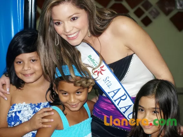 Gina Valentina Díaz Mantilla y niños de Arauca.