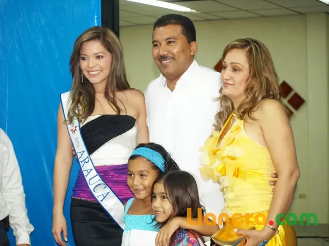 Gina Valentina Díaz Mantilla, con Facundo Castillo y familia en el acto de imposición de banda. 