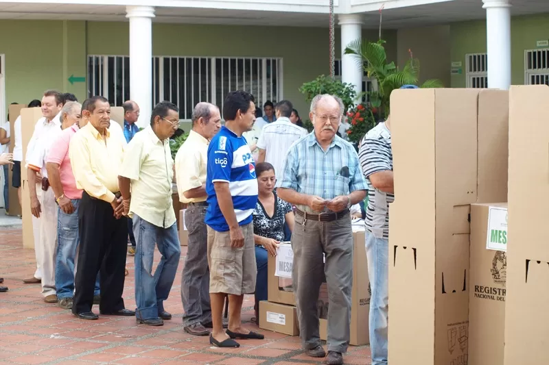 Las personas concurrente masivamente a votar en Arauca, para elegir al Gobernador, a los alcaldes, diputados, concejales y juntas administradores locales.