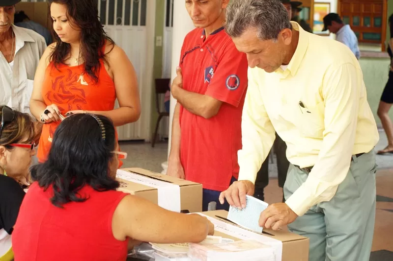 Los araucanos acuden masivamente a participar en el proceso electoral que se realiza en todo el país.