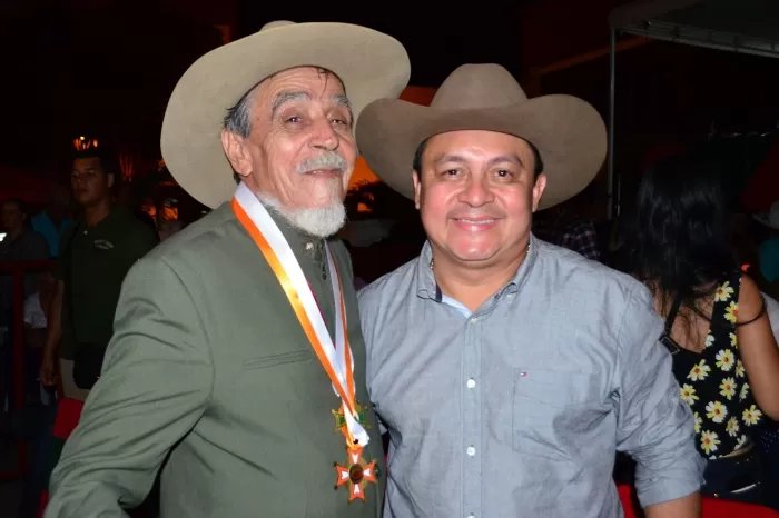 El 7 de diciembre Rafael Martínez recibió un galardón por su vida y obra en el marco del Festival Araucano de la Frontera. En la foto esa noche acompañado del cantautor Walter Silva.
