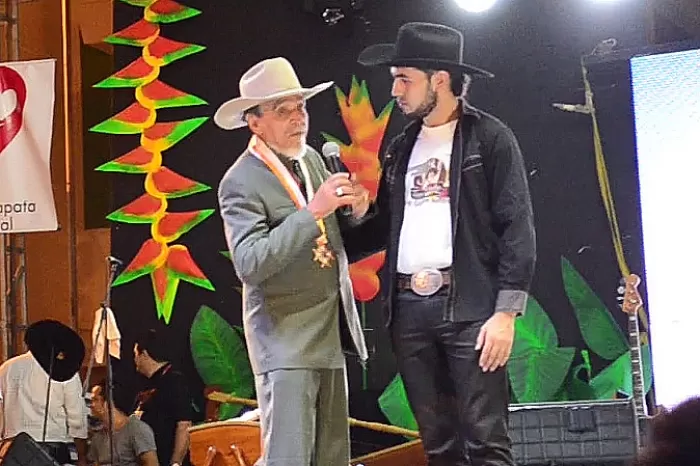 En Barinas, Venezuela, falleció la leyenda de la música llanera, Rafael Martínez, conocido como El Cazador Novato. En la foto junto a su hijo Ignacio, en el homenaje realizado en Arauca en diciembre de 2014.
