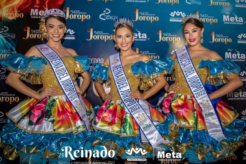 Reinado Internacional del Joropo, con la  Paraguay - virreina , Colombia - Reina  y primera princesa México.